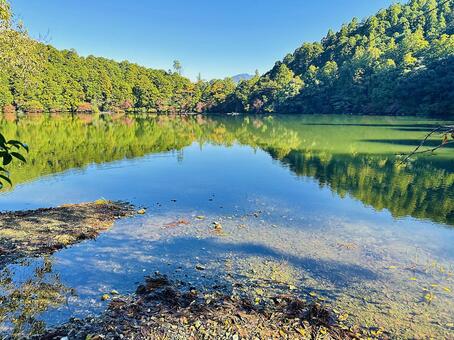 池　自然な池　秋の風景 風景,地方,奈良県吉野郡の写真素材