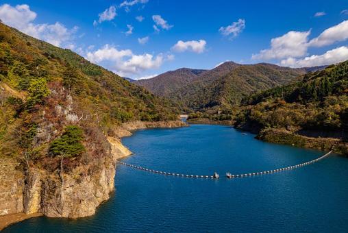 群馬県 奥四万湖の秋景色 群馬県 奥四万湖の秋景色 秋,紅葉,湖の写真素材