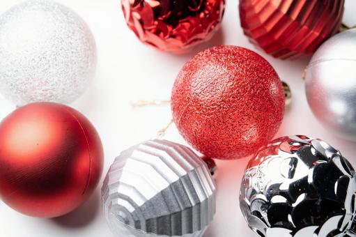クリスマスボールが並ぶ華やかなイメージ クリスマス,オーナメント,ボールの写真素材
