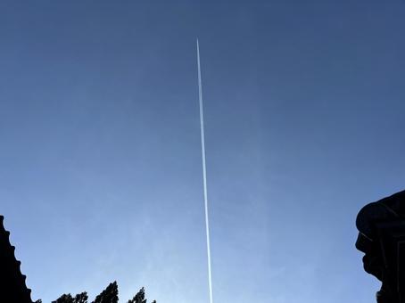 夕暮れの空にまっすぐ伸びる飛行機雲 夕暮れの空にまっすぐ伸びる飛行機雲の写真