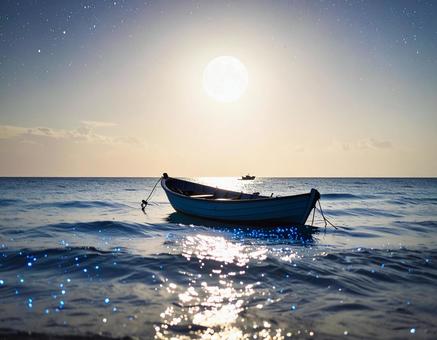 満月の夜の静かな海と船、幻想的な光 夏 満月の夜の静かな海と船、幻想的な光 夏の写真