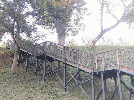 丘へ続く鉄の階段の写真