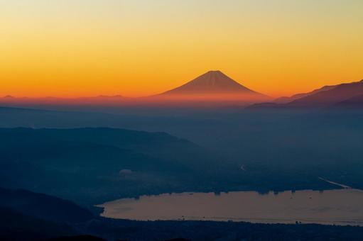 富士山と諏訪湖の絶景 富士山と諏訪湖の絶景の写真