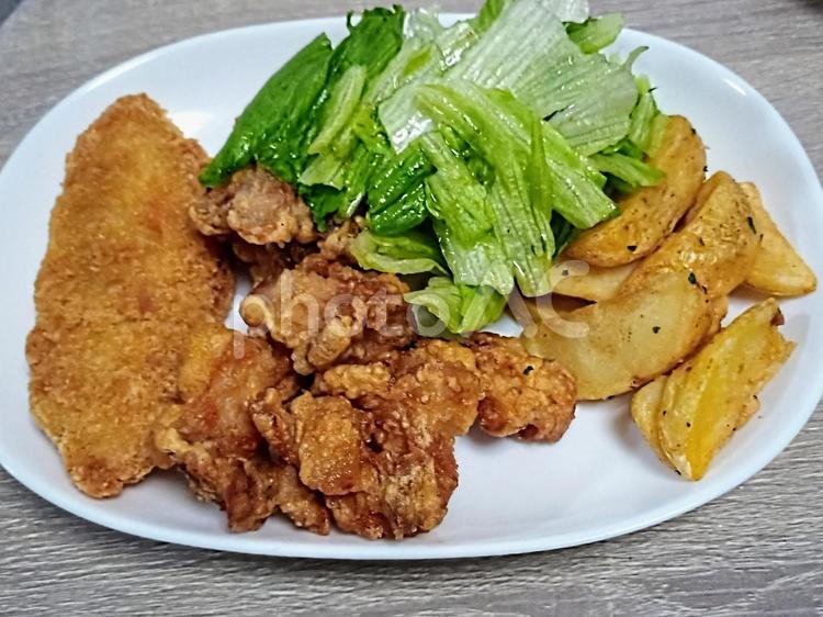 から揚げ　白身フライ　ポテト　レタス から揚げ,鶏肉,肉の写真素材
