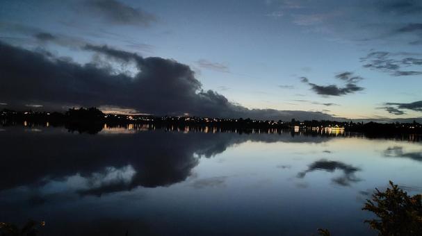 海に囲まれた街の夕暮れ 暗い,神秘的,水辺の写真素材