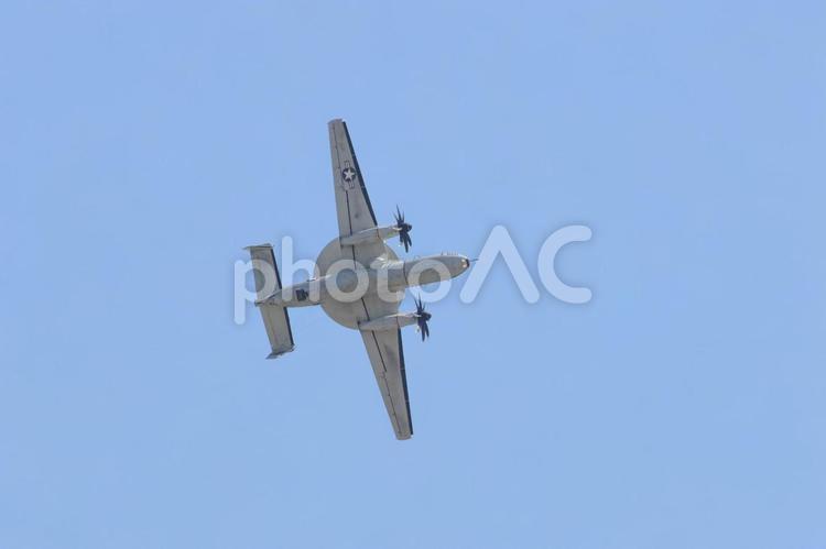 軍用機が空を裂く 岩国航空基地,航空祭,軍用機の写真素材