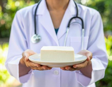 医師　食べ物　豆腐の写真