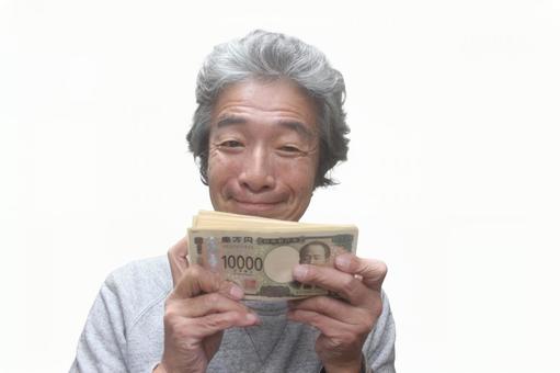大金を持つシニア男性 シニア,シニア男性,シニアサラリーマンの写真素材
