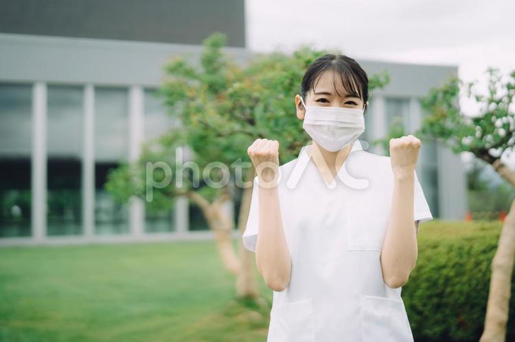 白衣を着た女性（マスク・ガッツポーズ） 看護士,看護師,マスクの写真素材