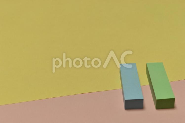 付箋と黄色とピンクの背景 付箋,カラフル,パステルカラーの写真素材