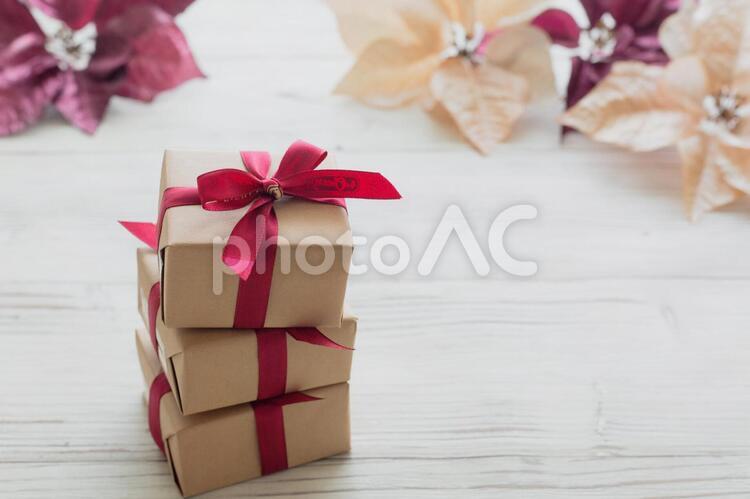 クリスマスプレゼントとクリスマスの飾り付け クリスマスプレゼント,プレゼント,飾り付けの写真素材