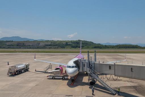 夏の正午、長崎国際空港の明るい航空シーン 夏の正午、長崎国際空港の明るい航空シーン 飛行機,航空機,旅客機の写真素材