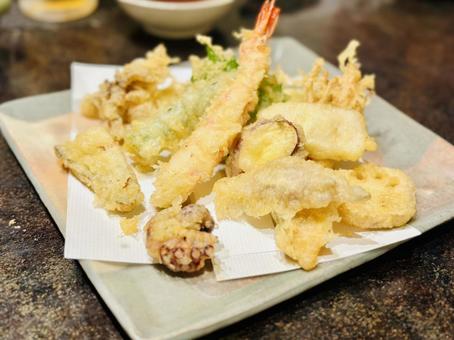 海老と旬野菜の天ぷら盛り合わせ料理 海老と旬野菜の天ぷら盛り合わせ料理の写真