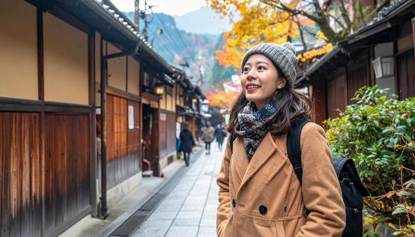 温泉街を笑顔で歩く日本人女性たちの写真