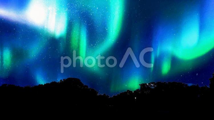 凍てつく冬の夜 オーロラ,天体観測,背景の写真素材