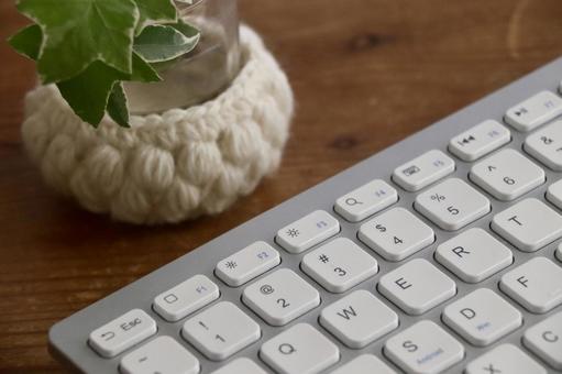 キーボードと観葉植物 デスクワーク,キーボード,ワークスペースの写真素材