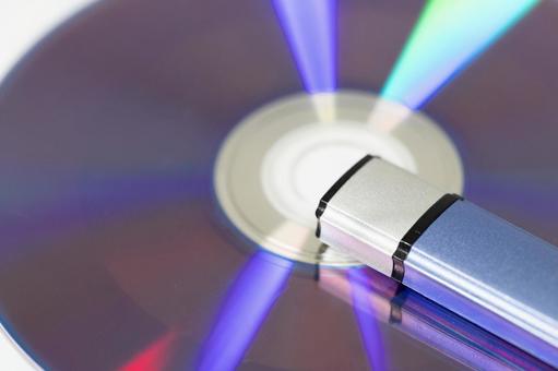 反射するCDとUSBメモリクローズアップ usbメモリ,cd,フラッシュドライブの写真素材