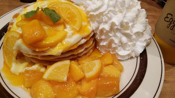 パンケーキ パンケーキ パンケーキ,マンゴー,生クリームの写真素材