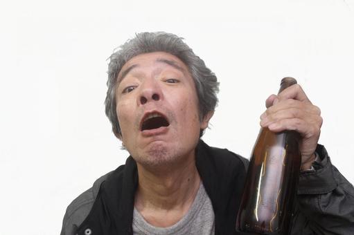 アルコール依存症シニア男性 シニア男性,アルコール依存症,アル中の写真素材
