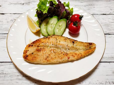 白身魚のバジルオイル焼き 白身魚のバジルオイル焼き 白身魚,魚,魚料理の写真素材