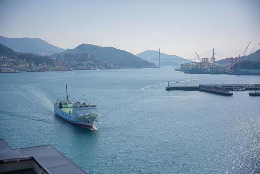 湾をゆくフェリーと港の風景 フェリー,船,海の写真素材