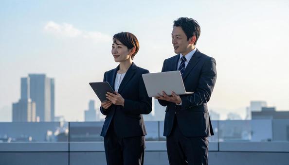 就職・転職 青空に立つスーツ姿の男女 就職・転職 青空に立つスーツ姿の男女の写真