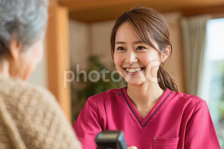 高齢者に寄り添う訪問看護師 介護士,訪問介護,女性スタッフの写真素材