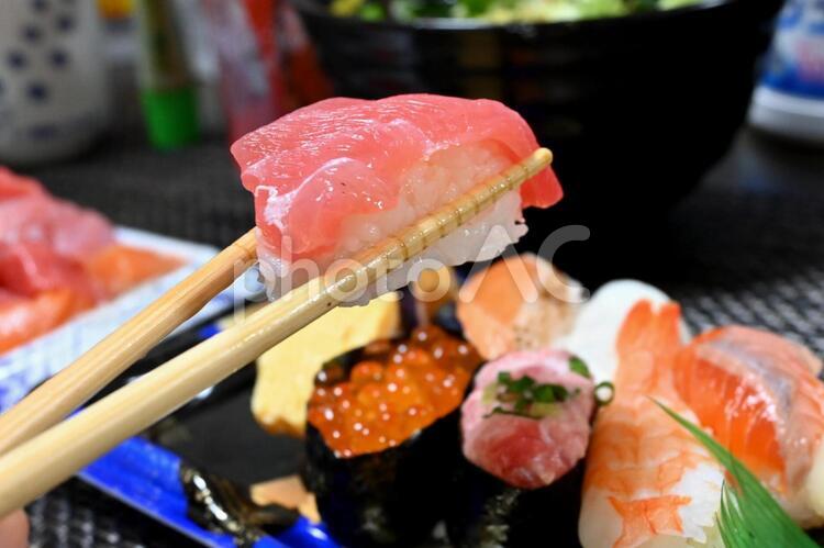 マグロの寿司を箸でつかむ 寿司,箸,鮮やかの写真素材