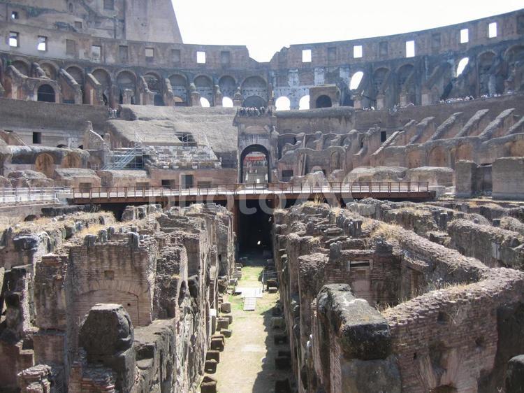 夏のイタリア　ローマ　コロッセオの内部 コロッセオ,ローマ,闘技場の写真素材