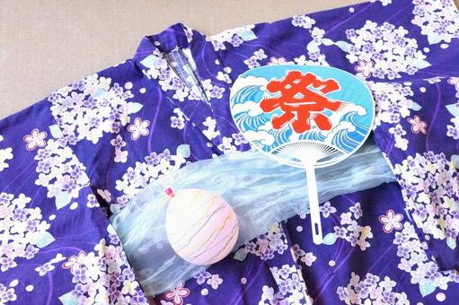 祭りのうちわと水ヨーヨー 夏の装い 浴衣 祭りのうちわと水ヨーヨー 夏の装い 浴衣 ゆかた,夏祭り,水ヨーヨーの写真素材