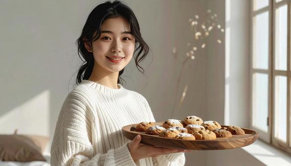 焼き立てのクッキーと女性 焼き立てのクッキーと女性の写真