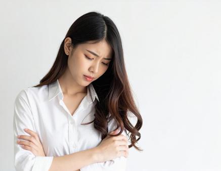 オフィスで困っているサラリーマン女性 オフィスで困っているサラリーマン女性の写真