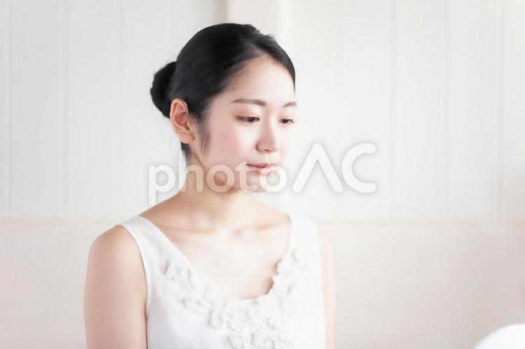 鏡を見る女性・美容・スキンケア 鏡,スチーマー,美顔スチーマーの写真素材