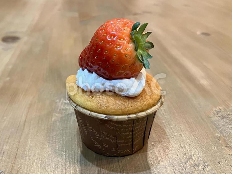 娘作　パパいつもありがとバレンタイン２ バレンタインデー,ケーキ,苺の写真素材