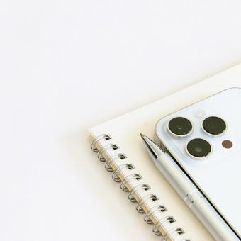 スマホとリングノート スクエア 白い背景 スマホとリングノート スクエア 白い背景 正方形,筆記用具,白い背景の写真素材