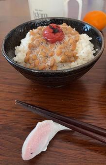 ご飯に納豆とかつお梅 箸と箸置き 2 ご飯に納豆とかつお梅 箸と箸置き 2 茶碗飯,あきたこまち,納豆の写真素材