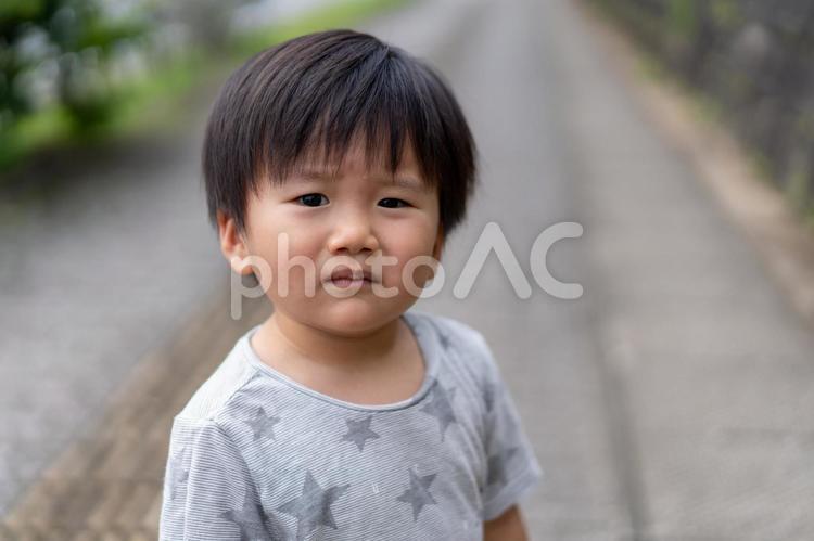 ２歳の男の子　ポートレート 子ども,育児,子育ての写真素材