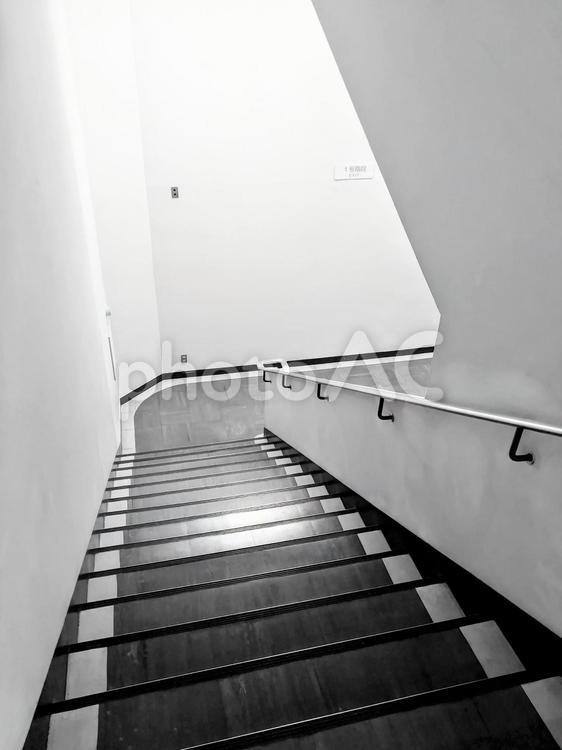 施設内の内階段（モノクロ）　その９ 階段,非常階段,内階段の写真素材