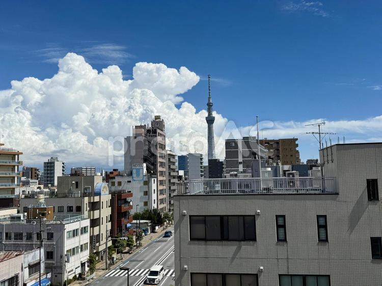 夏空と南千住の街並みとスカイツリー 昼間,青空,入道雲の写真素材