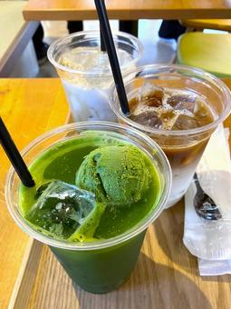 冷たい飲み物で休憩 冷たい飲み物で休憩 アイスコーヒー,抹茶,冷たいの写真素材