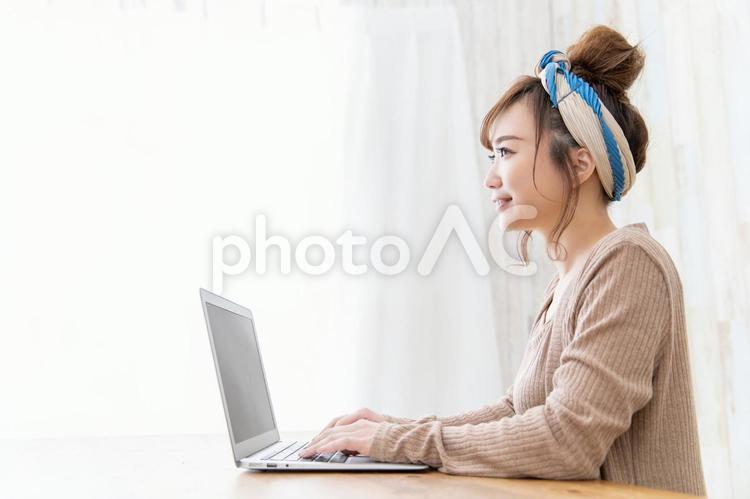 ルームウェアの女性 ルームウェアの女性 テレワーク,ノートパソコン,女性の写真素材