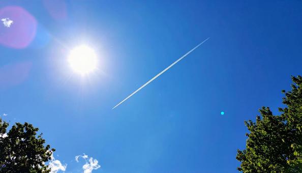 澄み渡る空を横切る飛行機雲 澄み渡る空を横切る飛行機雲の写真