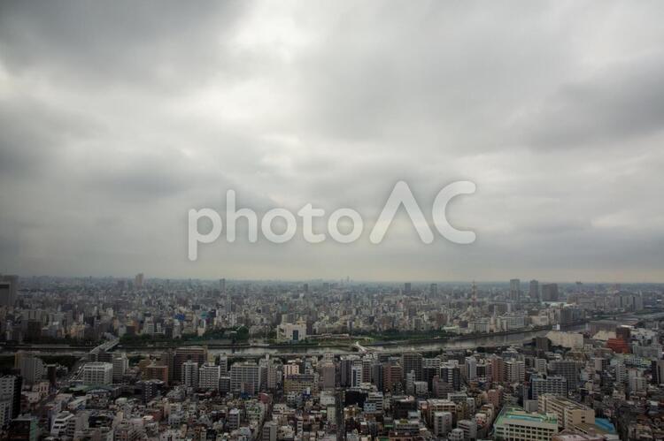 梅雨空と東京の街並み 梅雨,東京,空の写真素材