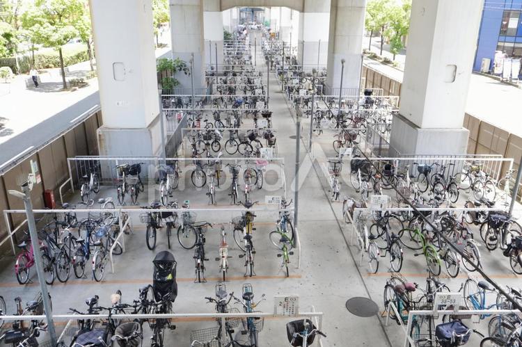 高架下の自転車置き場（駐輪場）人物なし3 駐輪場,自転車置き場,自転車の写真素材
