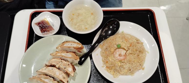 町中華の王道!炒飯と餃子セット 町中華の王道!炒飯と餃子セットの写真