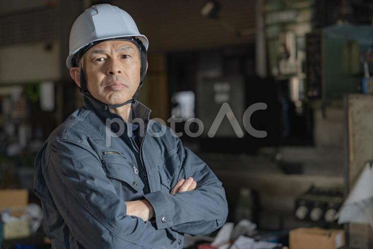 白ヘルメット　腕組みする現場作業者 男性,人物,日本人の写真素材