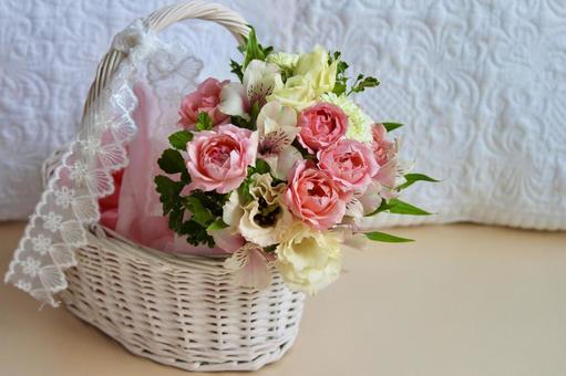 かわいいピンクのバラのフラワーバスケット かわいいピンクのバラのフラワーバスケット インテリア,花,バラの写真素材
