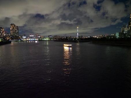 東京スカイツリー&運河を進む屋形船の夜景 東京スカイツリー&運河を進む屋形船の夜景 東京スカイツリー,屋形船,船の写真素材