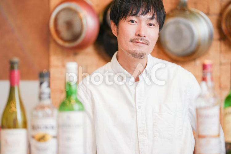 洋食店の白シャツの男性 人物,ビジネス,飲食店の写真素材