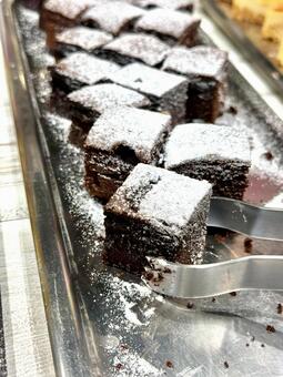 バイキング　一口サイズのガトーショコラ 一口サイズ,ガトーショコラ,チョコケーキの写真素材